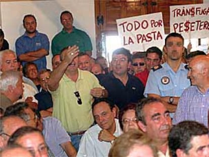 Los vecinos protestan en el pleno de Sevilla la Nueva.
