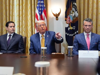 Donald Trump, entre Marco Rubio y Pete Hegseth, este martes Washington.