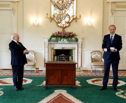 Micheál Martin recibe el sello de nuevo primer ministro de Irlanda, el pasado sábado en Dublín.