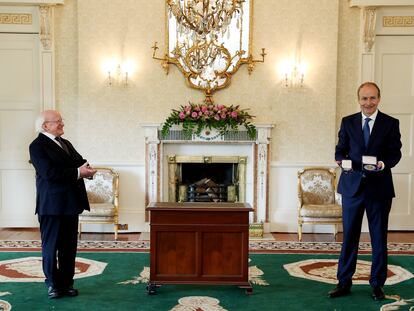 Micheál Martin recibe el sello de nuevo primer ministro de Irlanda, el pasado sábado en Dublín.