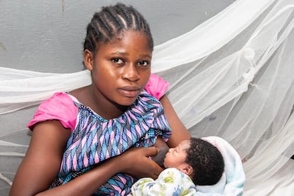 Una mujer llamada Angelèle da el pecho a su bebé en un centro de salud que recibe el apoyo de Unicef en Kinshasa, en República Democrática del Congo. ES importante dotar a los trabajadores de la salud y la nutrición que realizan su labor en los centros sanitarios y en las comunidades de las competencias necesarias para proporcionar a las madres un asesoramiento de calidad y un apoyo práctico que les permita amamantar a sus hijos de forma adecuada.