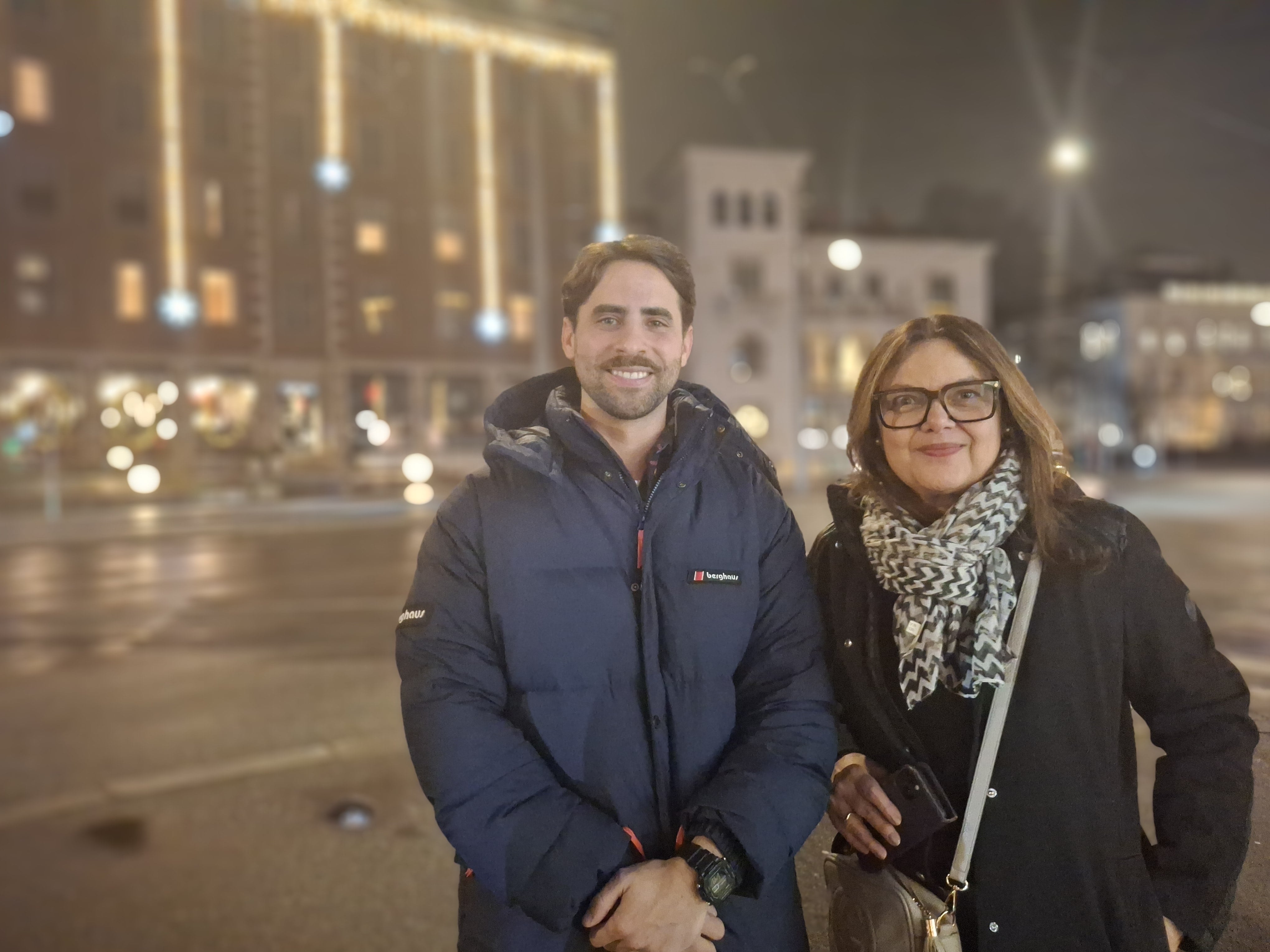 Los venezolanos que levantan sus antorchas para celebrar el Nobel a María Corina Machado Los venezolanos que levantan sus antorchas para celebrar el Nobel a María Corina Machado