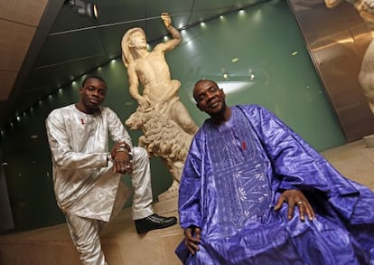 Toumani (de azul) y su hijo Sidiki posan ayer en el teatro Fernán-Gómez.