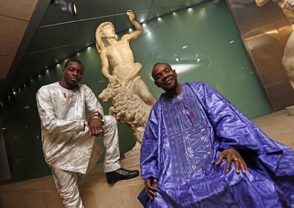 Toumani (de azul) y su hijo Sidiki posan ayer en el teatro Fern&aacute;n-G&oacute;mez.