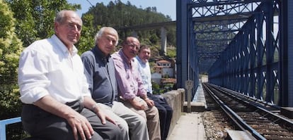 De izquierda a derecha, José Luis Álvarez, Manuel Seoana, Julio Manuel Yebra y José César Parente, los cuatro alcaldes de Os Peares.