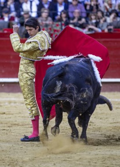 Sebastián Castella, en el inicio de faena al tercer toro de la tarde.