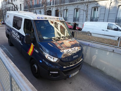 Un furgón policial entra en el garaje de la Audiencia Nacional, en Madrid, adonde se ha trasladado este lunes a Yassine Kanjaa.