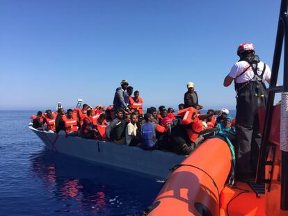 Antes de empezar el rescate, para evitar que la inquietud y el deseo de abandonar la barca pueda llevarlos a volcar, se acerca una de las lanchas rápidas de MSF desde donde la responsable de derechos humanos, Julie Melichar, les transmite un mensaje de tranquilidad y les explica que cómo va a ser la operación.