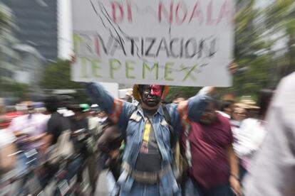 Un hombre sostiene un cartel en el que se lee: "No a la privatización de Pemex". La izquierda afirma que la propuesta de reforma energética promovida por el presidente Peña Nieto busca la privatización del monopolio energético mexicano.