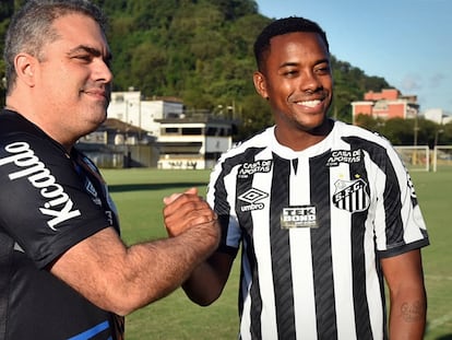 El presidente del Santos presenta a Robinho como refuerzo para esta temporada.