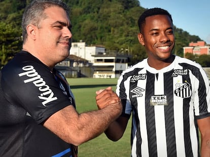 Presidente do Santos apresenta Robinho como novo reforço.