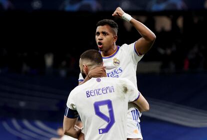 Benzema celebra con Rodrygo el gol del brasileño al Chelsea en el Bernabéu.