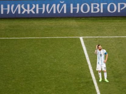 Tras el penalti fallado contra Islandia, el delantero del Barça, rodeado de un plantel que no lo acompaña, se diluye y deja sonada a la Albiceleste