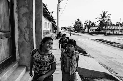 Katy y Jeremy, seguidos de otros chicos de la casa durante una de las salidas rutinarias que suelen hacer por las tardes al parque a jugar. Los mayores siempre cuidan de los más pequeños y ayudan a los voluntarios de diferentes partes del mundo que llegan a la casa a lo largo de todo el año.