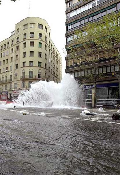 Escape de agua en una tubería de abastecimiento en una calle de Madrid.