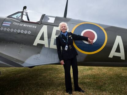 Mary Ellis posa junto a un Spitfire, en 2015 en Kent (Reino Unido).