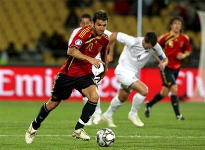 Cesc avanza con el balón durante el partido contra Nueva Zelanda.