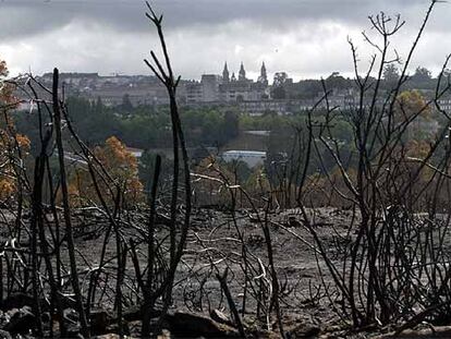 Panorámica de Santiago de Compostela desde el monte quemado por los incendios.