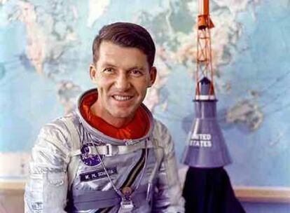 Walter Schirra, junto a una réplica del <i>Mercury,</i> en 1962.