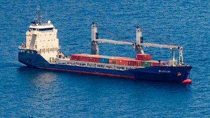 El carguero Borkum fondeado este jueves en Cabo Tiñoso, antes de renunciar a atracar en el puerto de Escombreras (Cartagena).