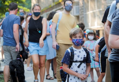 Niños con mascarilla, en el primer día de clase en las escuelas públicas de Nueva York, el 13 de septiembre.