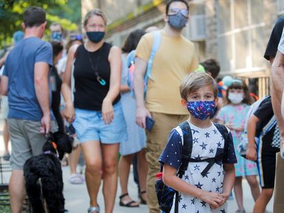 Niños con mascarilla, en el primer día de clase en las escuelas públicas de Nueva York, el 13 de septiembre.