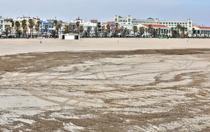 Insólita imagen de la playa de la Malvarrosa desierta, este Jueves Santo.