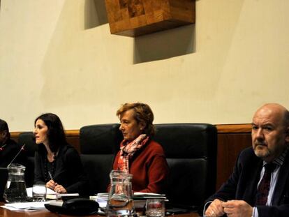 Tejeria (segunda por la izquierda), con otros miembros de la Mesa, durante el pleno.