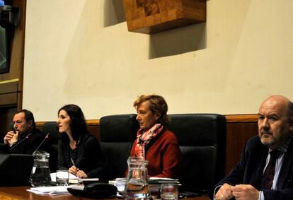 Tejeria (segunda por la izquierda), con otros miembros de la Mesa, durante el pleno.