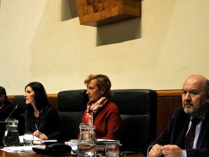 Tejeria (segunda por la izquierda), con otros miembros de la Mesa, durante el pleno.