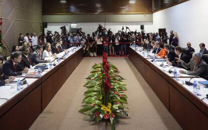 Escena de la primera reuni&oacute;n entre EE UU y Cuba en La Habana. 