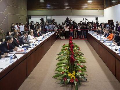 Escena de la primera reuni&oacute;n entre EE UU y Cuba en La Habana. 