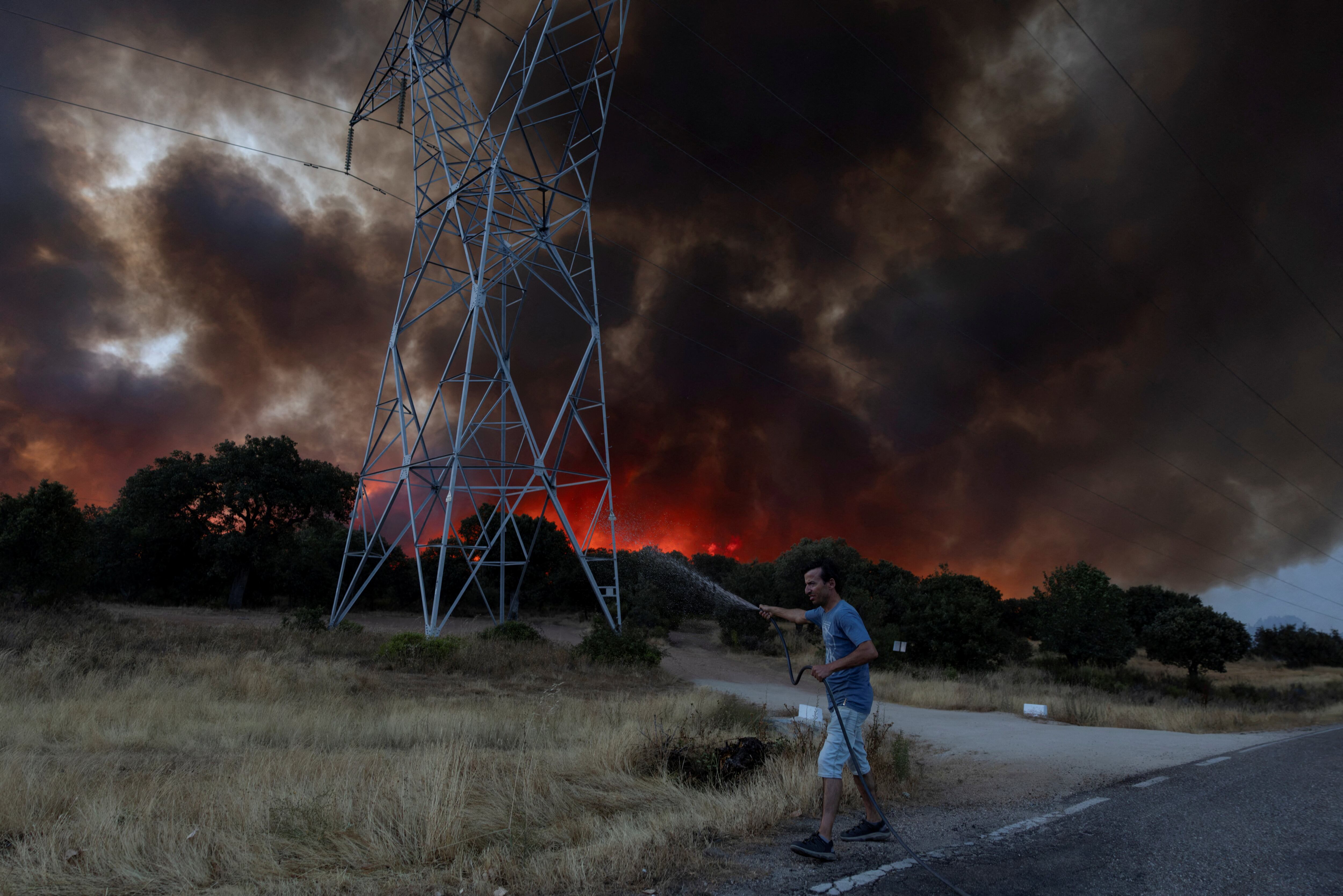 Última hora de los incendios forestales, en directo | El incendio de Zamora está descontrolado y obliga a desalojar dos poblaciones más