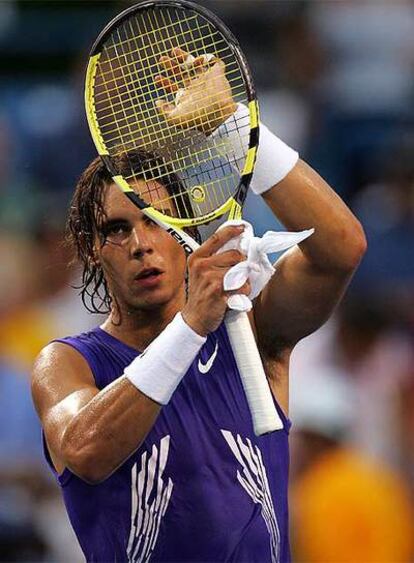 Rafael Nadal celebra su victoria ante el francés Florent Serra