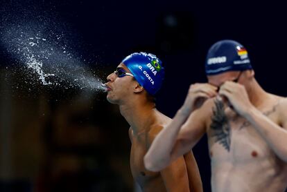El nadador brasileño Guilherme Costa lanza agua antes de la prueba de 800 metros de estilo libre masculino, en el París La Défense Arena, este lunes.