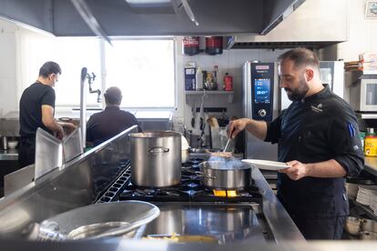 El chef gallego Pablo Santiago dirige al equipo de cocina.