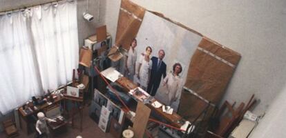 Imagen del estudio de Antonio López en 2011 con el cuadro inacabado de la Familia Real.