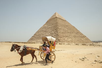 Turistas visitan la Gran Pirámide de Giza el pasado mes de junio.