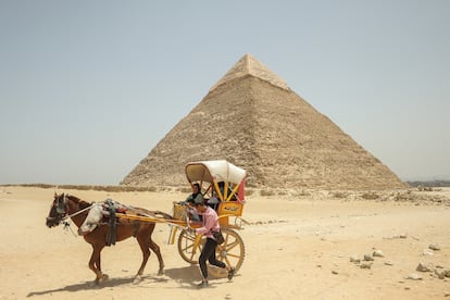 Turistas visitan la Gran Pirmide de Giza el pasado mes de junio. 