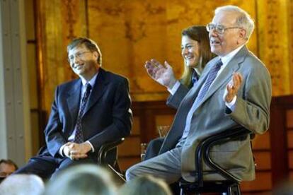 Warren Buffett (derecha), junto a Bill y Melinda Gates, la semana pasada en Nueva York.