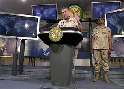El general estadounidense Tommy Franks se dirige a la prensa desde el campo de Sayliya, en Doha (Qatar).