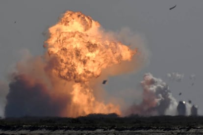 Explosión del prototipo de cohete SpaceX Starship SN9 al aterrizar tras un vuelo de prueba en Boca Chica, Texas, Estados Unidos.