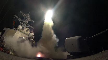 El destructor estadounidense USS Porter lanza un misil contra Siria.