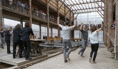 Varios 'dantzaris' bailan alrededor de la quilla de la nao 'San Juan' el pasado mes de junio durante el acto que sirvió de presentación de los trabajos de construcción del buque.