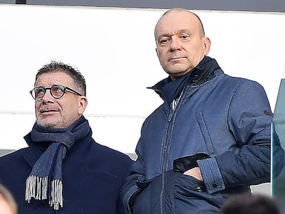 El jefe de ojeadores Federico Cherubini junto al director general Scanavino (derecha) en un amistoso reciente de la Juve.