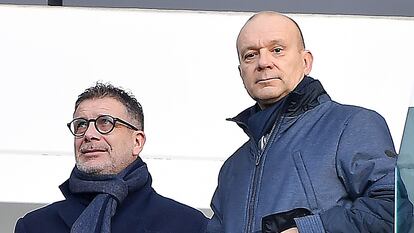 El jefe de ojeadores Federico Cherubini junto al director general Scanavino (derecha) en un amistoso reciente de la Juve.