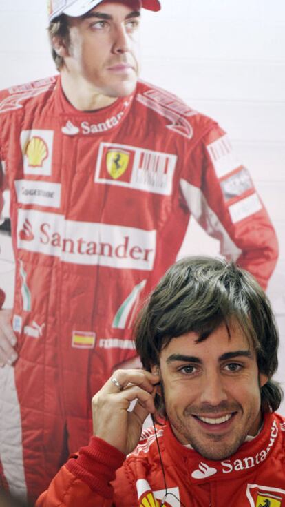 Fernando Alonso, en el garaje de Ferrari antes de comenzar la sesión de entrenamientos libres de Shanghai.