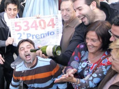 Un grupo de personas celebra el segundo premio de la loter&iacute;a de Navidad.