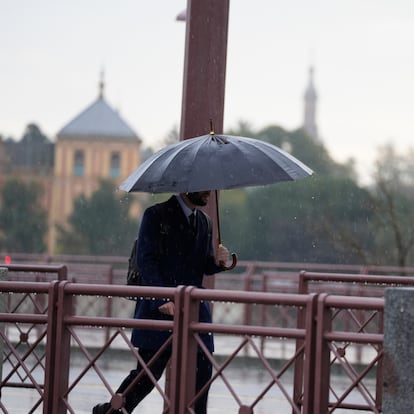 Una persona se protegía de la lluvia el 3 de marzo en Sevilla.