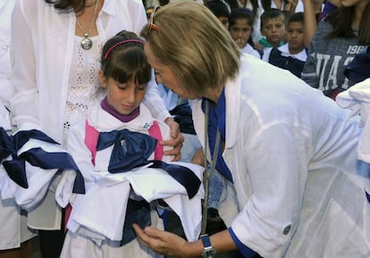 La ministra de Educaci&oacute;n de Uruguay entrega materiales escolares a una ni&ntilde;a durante la celebraci&oacute;n del inicio del a&ntilde;o escolar, en Montevideo.